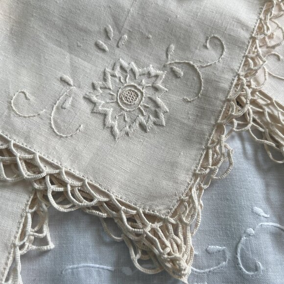 Vintage Linen Dinner Napkins Tatted Crocheted Edge Embroidered Set of 5 - Picture 3 of 11